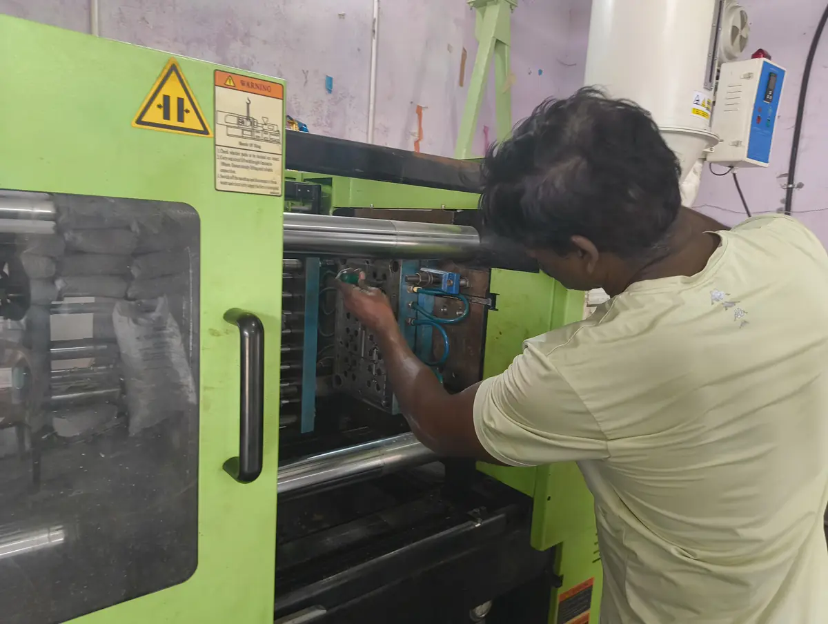 plastic injection molding machine