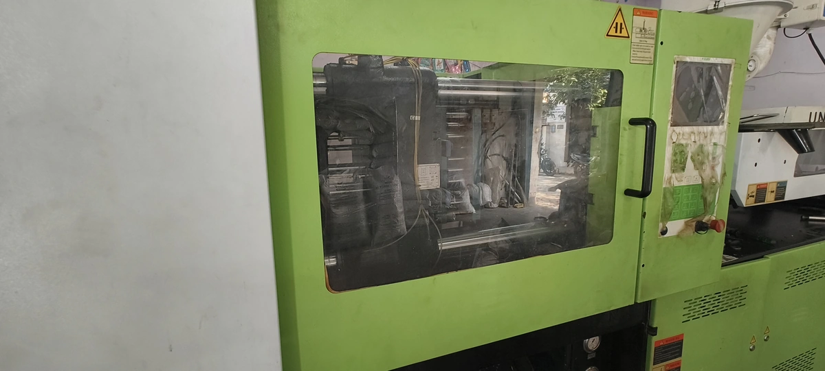 plastic injection molding machine